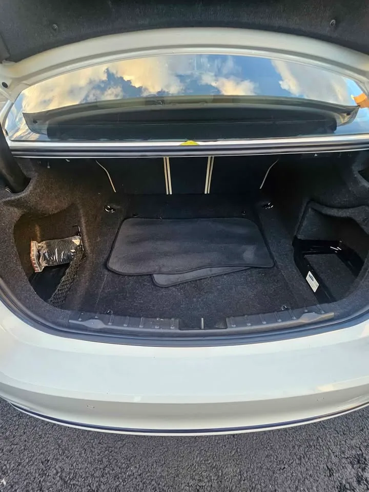 2017 BMW 3 Series · 330i xDrive Sedan 4D image indicator(10)