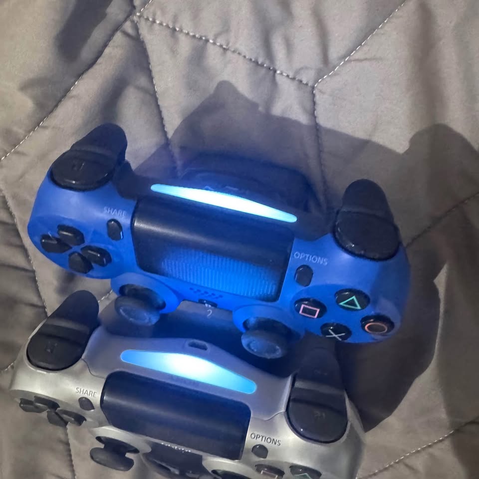 Broken ps4 pro 1tb with controllers NO WIRES - photo 2