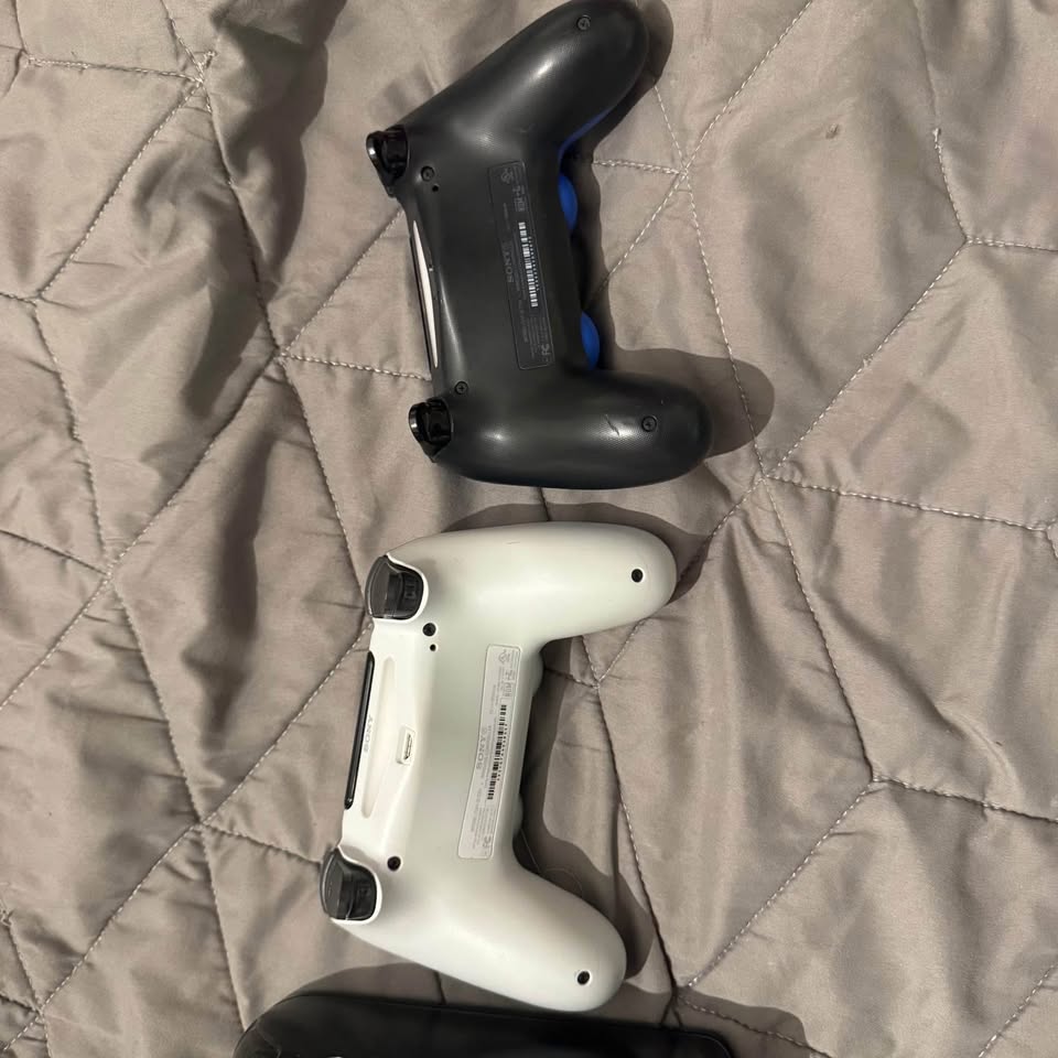 Broken ps4 pro 1tb with controllers NO WIRES - photo 3