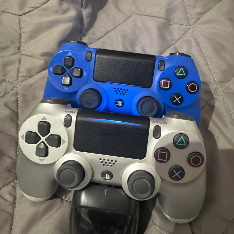 Broken ps4 pro 1tb with controllers NO WIRES - photo 4