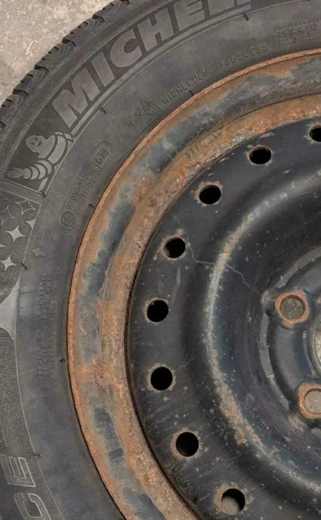 Set of 4 winter tires with steel rims from Corolla thumbnail