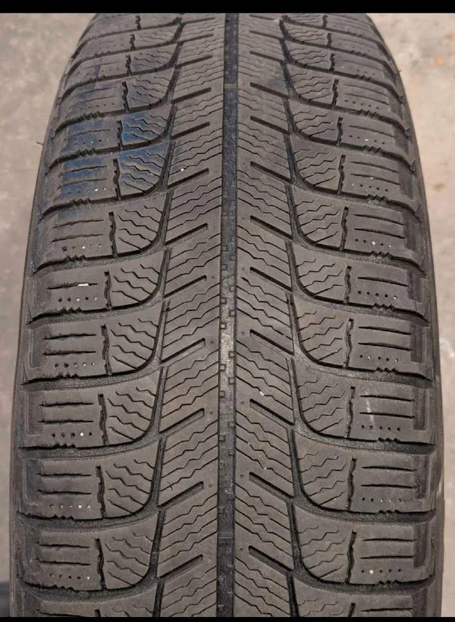 Set of 4 winter tires with steel rims from Corolla image indicator(2)