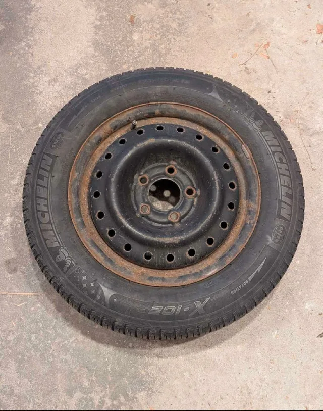 Set of 4 winter tires with steel rims from Corolla image indicator(3)