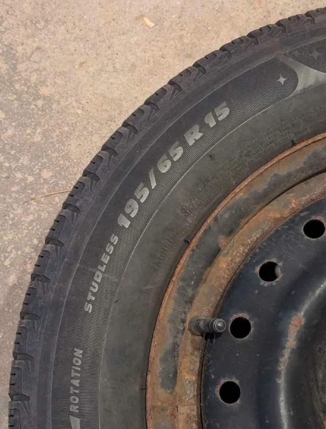 Set of 4 winter tires with steel rims from Corolla image indicator(4)