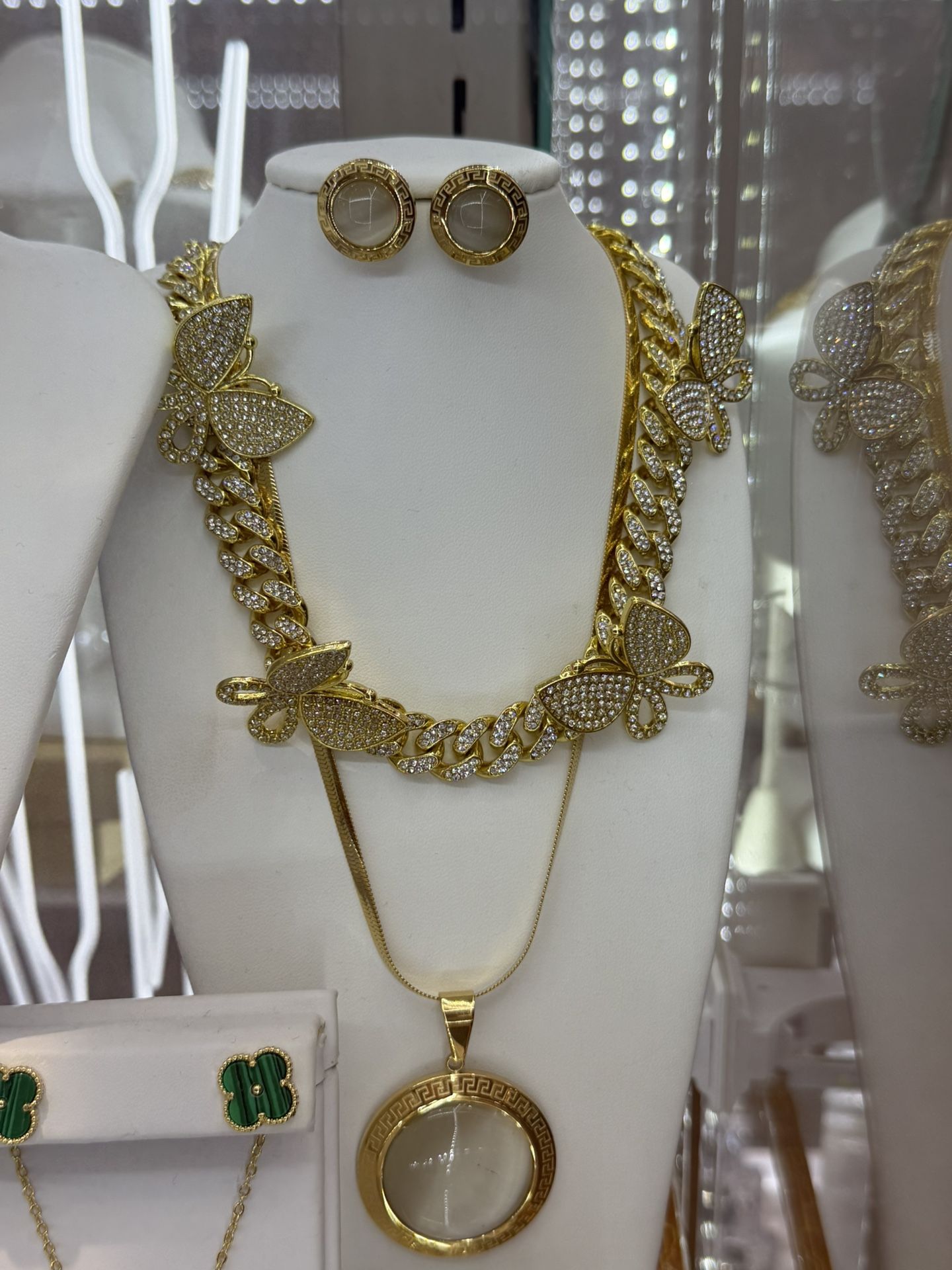 🌟 Luxury Butterfly Brass metarial Necklace Set 🌟 - photo 3