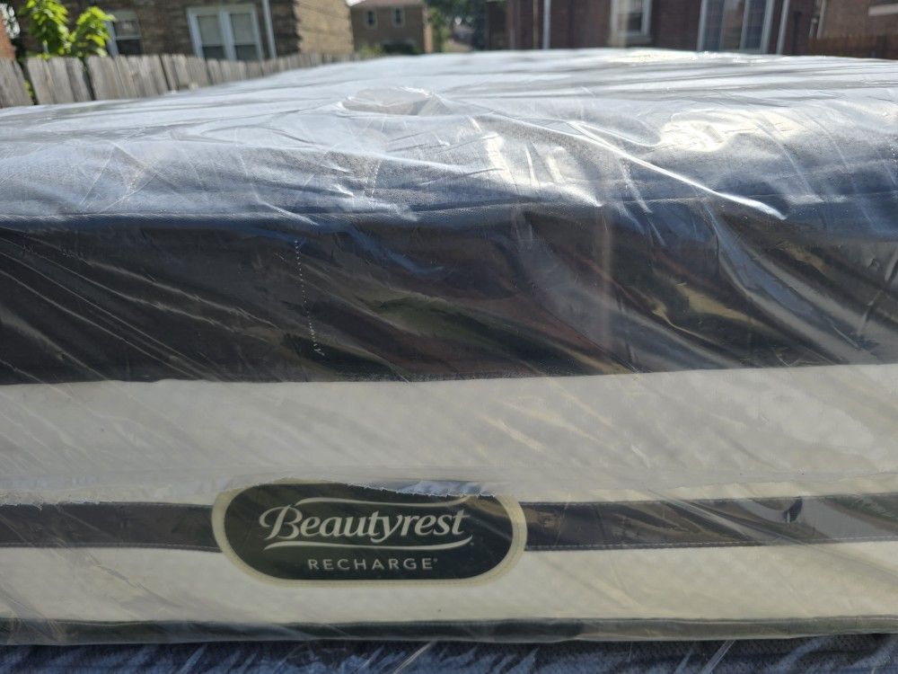Full Size Beautyrest Pillow Top Mattress