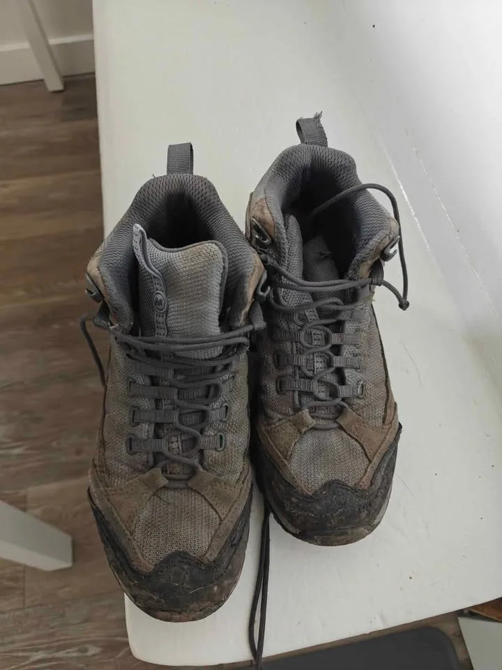 Women's size 9 waterproof hiking boots image indicator(3)