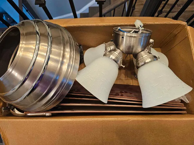 Hampton Bay Ceiling fan with lights, bulbs included, works image indicator(2)