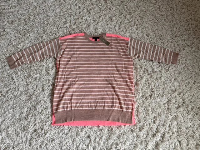 BNWT J.Crew 100% Merino Wool Sweater - Size M image indicator(2)