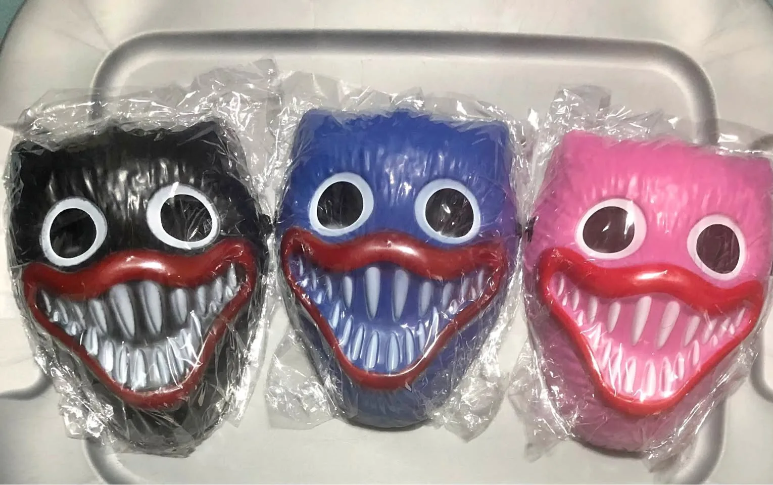 Huggy Wuggy Plastic Halloween Mask thumbnail