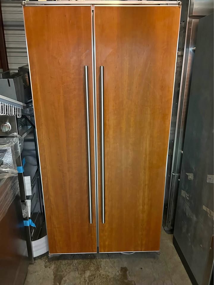 Refrigerator sub-zero 2 doors