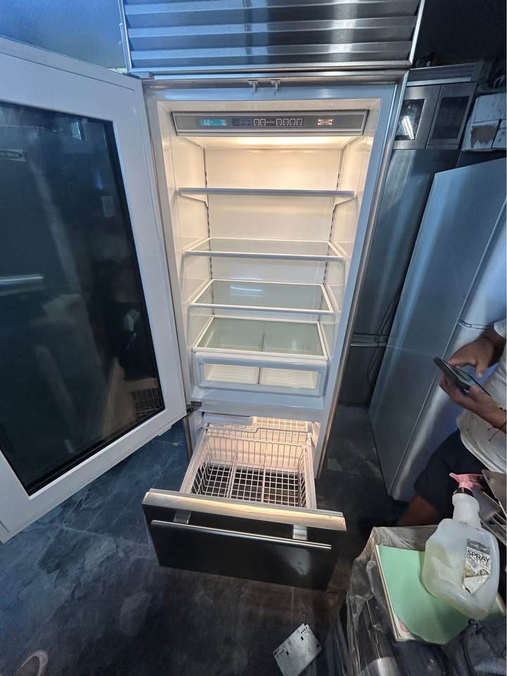 Sub-zero Refrigerator with Glass Front - photo 2