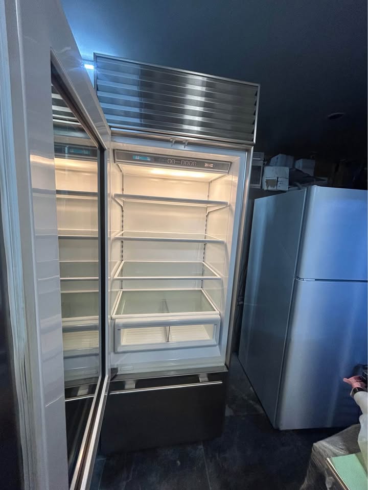 Sub-zero Refrigerator with Glass Front - photo 3