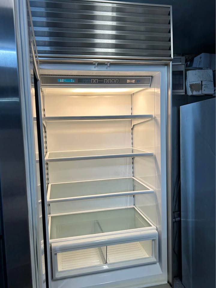 Sub-zero Refrigerator with Glass Front - photo 4