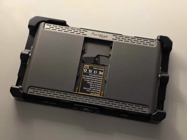 Portkeys LH7H Camera Monitor with Cage and Light Shade image indicator(3)