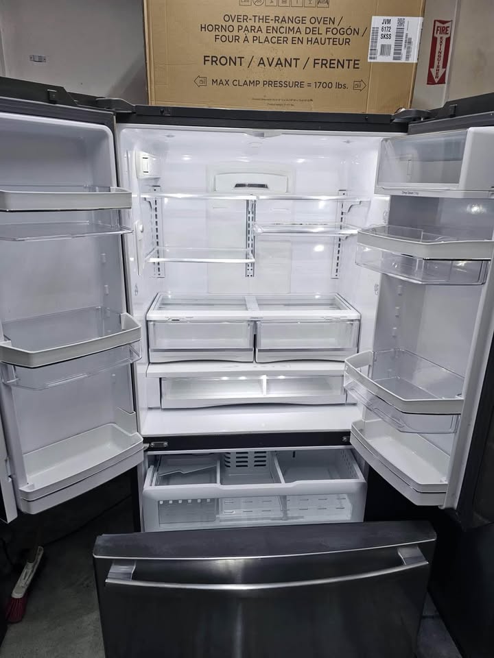 GE fridge 36 wide silver - photo 2