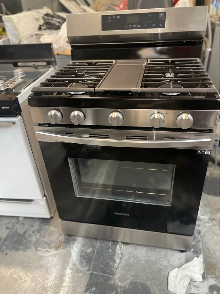 Samsung stove 30 wide black and silver image indicator(2)