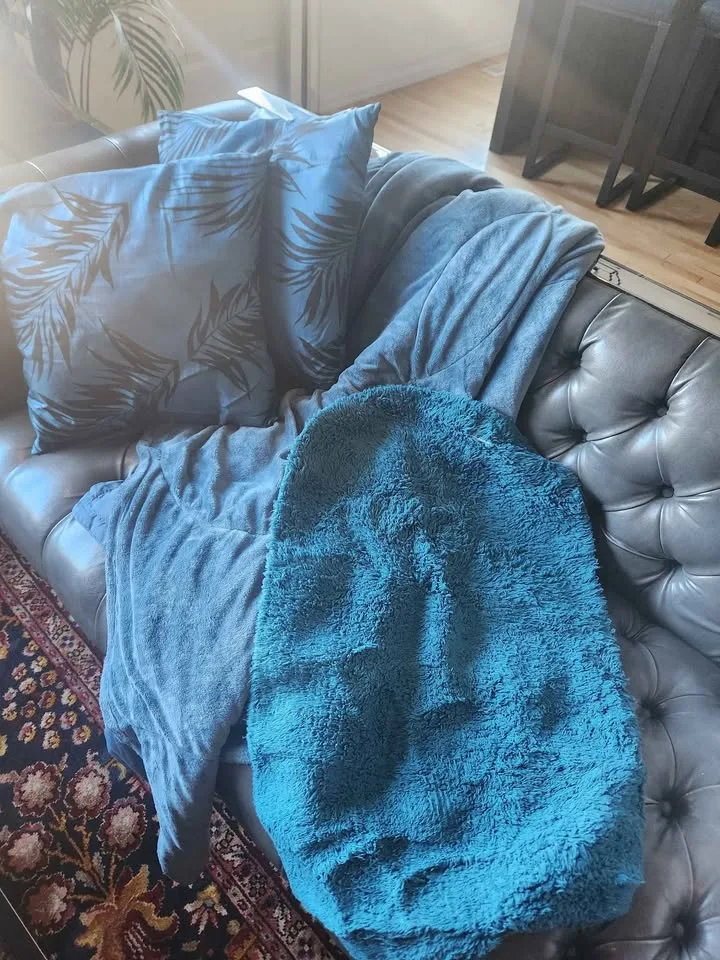 Teal decor set: soft throw blanket, +2 throw pillow covers image indicator(2)