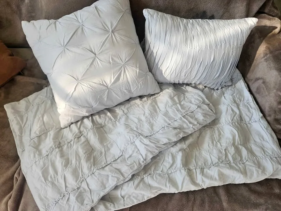 2 Throw pillows + 2 pillowcases