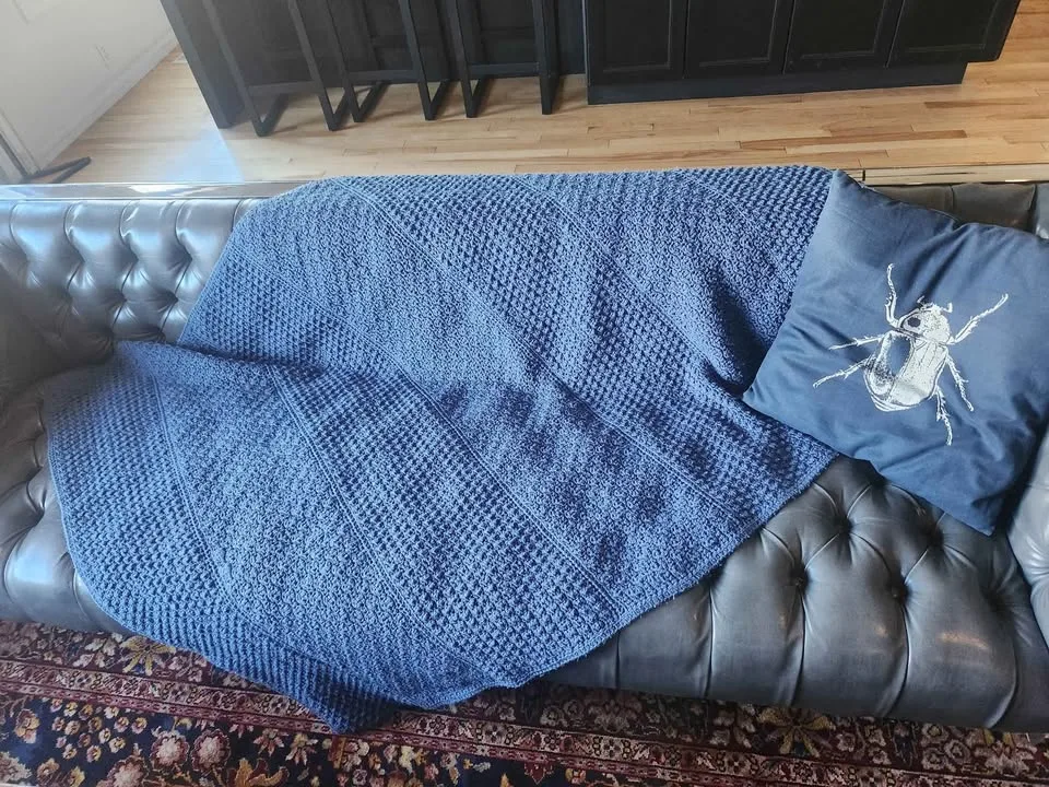 Set: blue throw pillow + crochet blanket image indicator(2)