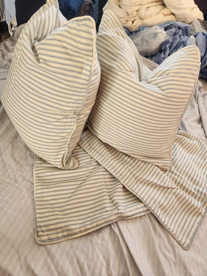 3 throw pillow covers + 2 blankets - photo 2