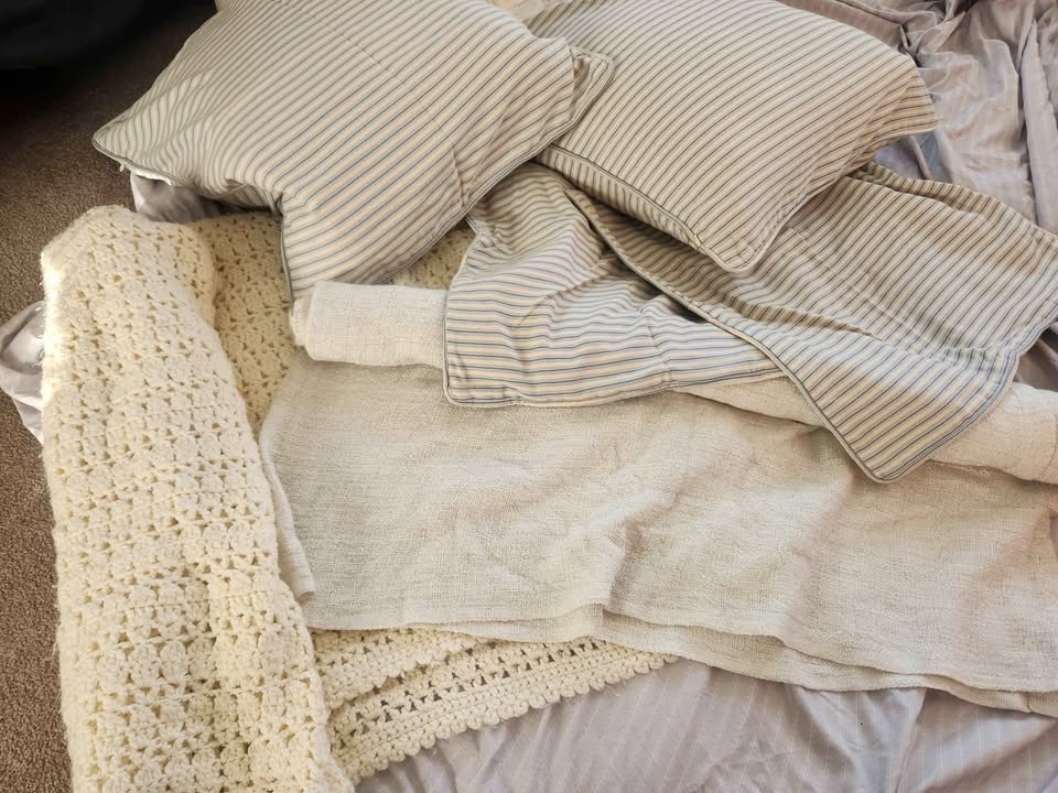 3 throw pillow covers + 2 blankets - photo 3