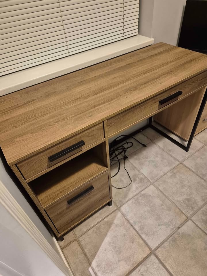 Office desk - photo 2