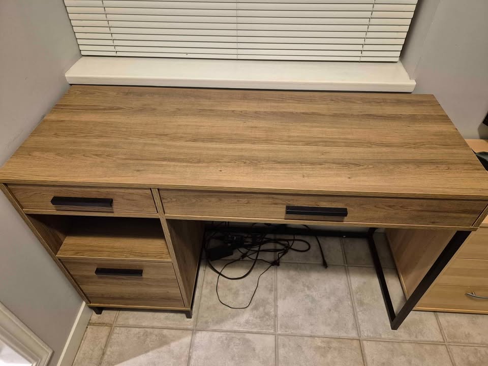 Office desk - photo 3