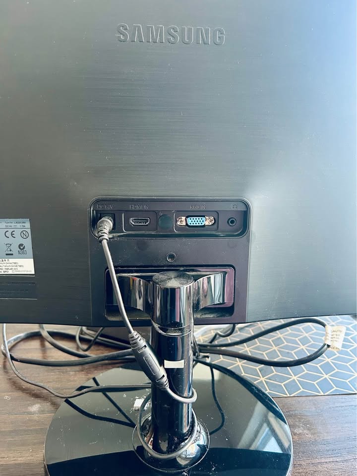 Samsung S22C350H Monitor — Excellent Condition - photo 3