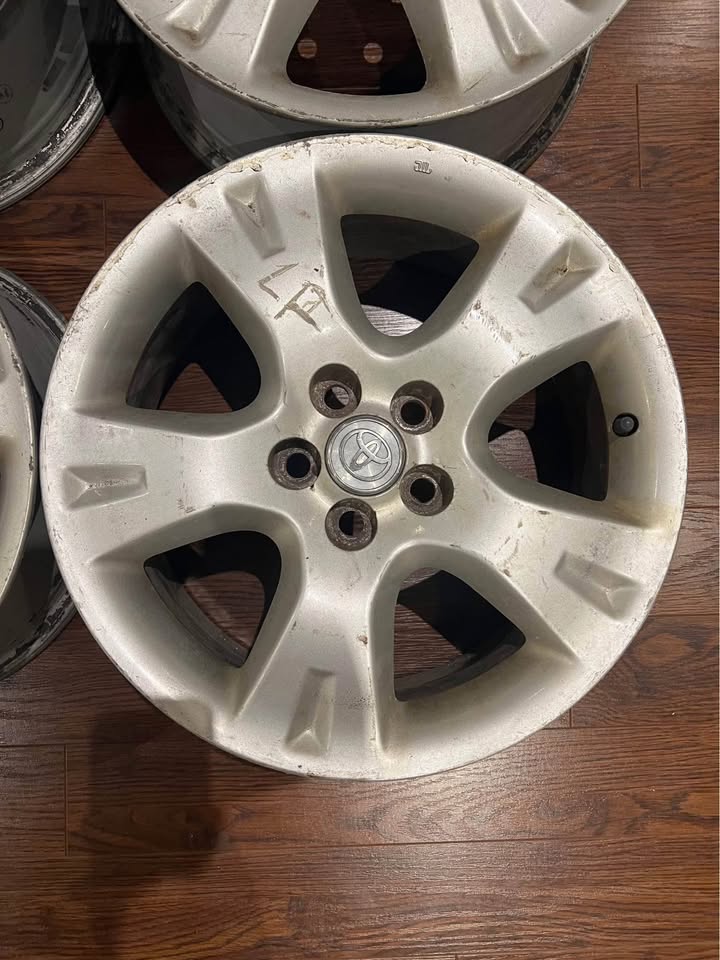OEM toyota rims 16inch - photo 2