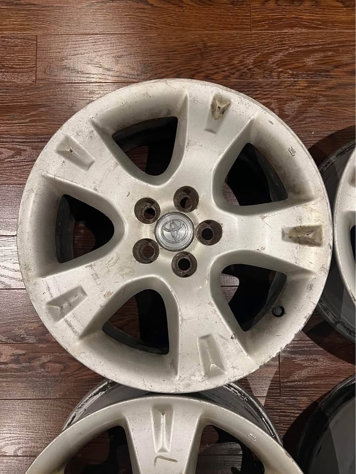 OEM toyota rims 16inch - photo 3