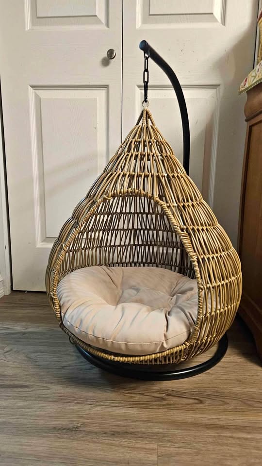 Hanging Cat Bed, Barely Used, Easy to Clean