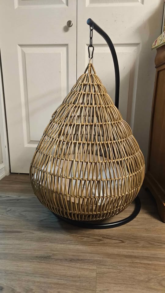 Hanging Cat Bed, Barely Used, Easy to Clean - photo 2
