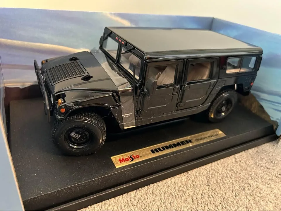 Maisto Hummer station wagon BNIB image indicator(2)