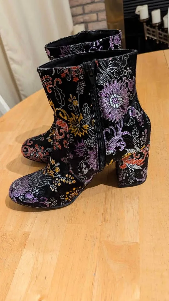 3" heel booties, size 8.5 image indicator(3)