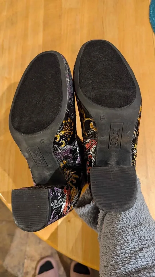 3" heel booties, size 8.5 image indicator(4)