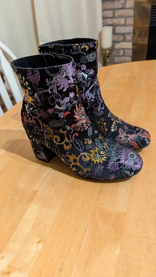 3" heel booties, size 8.5 image indicator(6)