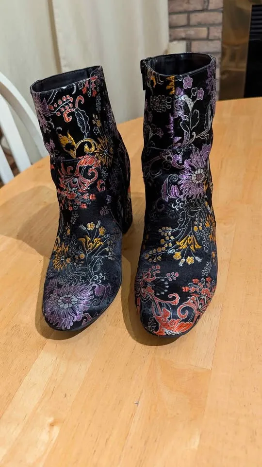 3" heel booties, size 8.5 image indicator(7)