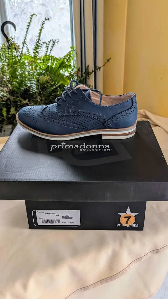 BN Women's shoes size 7 image indicator(6)