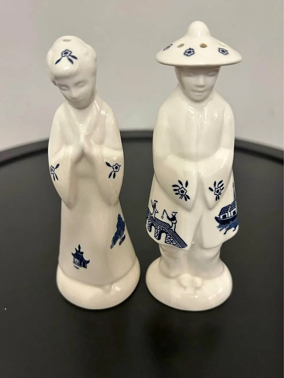 Vintage Blue Willow Salt & Pepper Shakers thumbnail