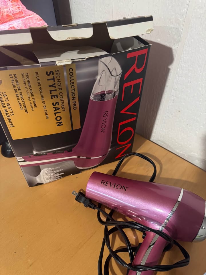 Revlon Hair Dryer – Like New with Box & Concentrator Nozzl - photo 2