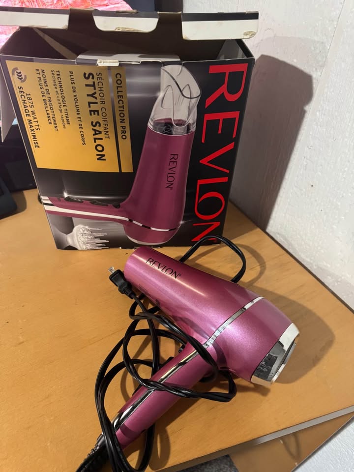 Revlon Hair Dryer – Like New with Box & Concentrator Nozzl - photo 3