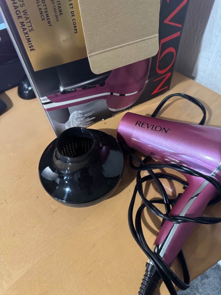 Revlon Hair Dryer – Like New with Box & Concentrator Nozzl - photo 4