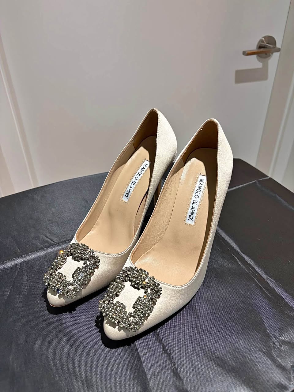 Manolo Blahnik Hangisi Satin Pumps