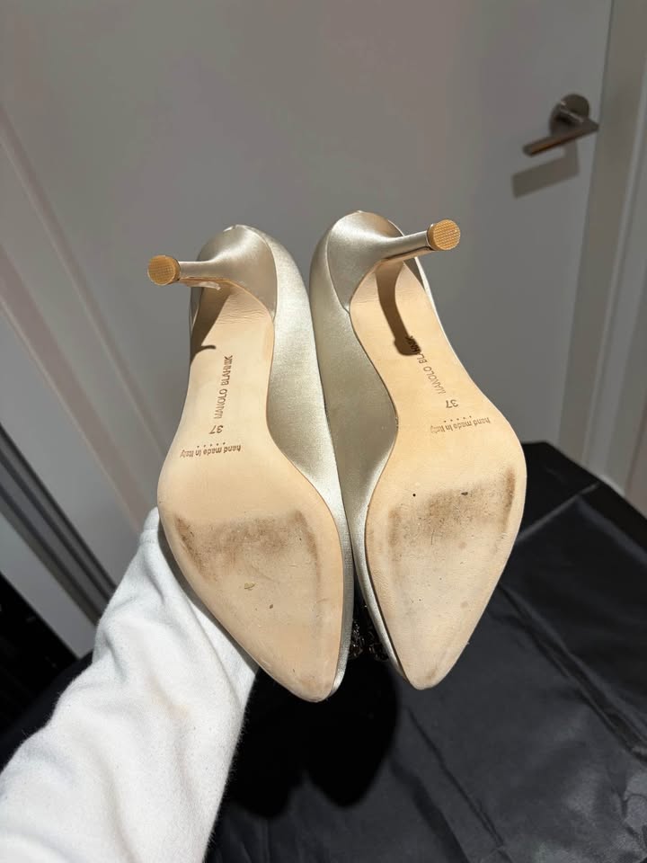 Manolo Blahnik Hangisi Satin Pumps - photo 2
