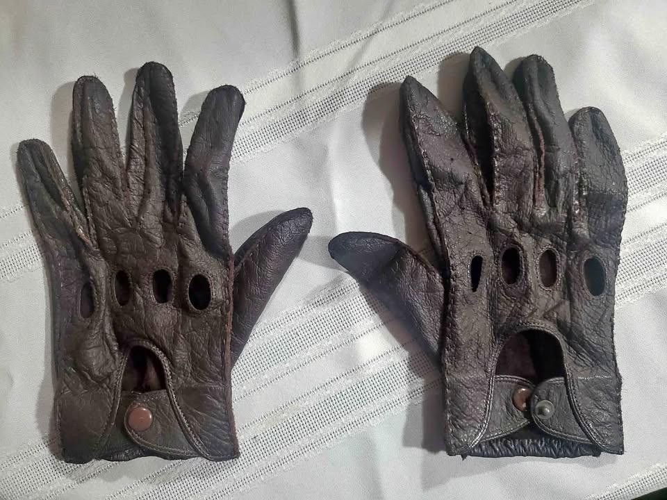 Leather driving gloves