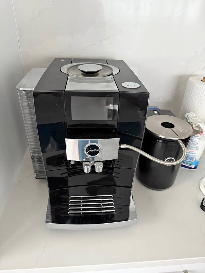 Jura Z10 Espresso Machine + Cool Control Milk Fridge