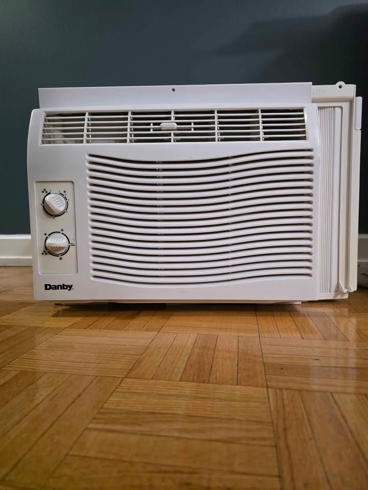 Danby 5000 BTU window AC - Perfect working condition - photo 2