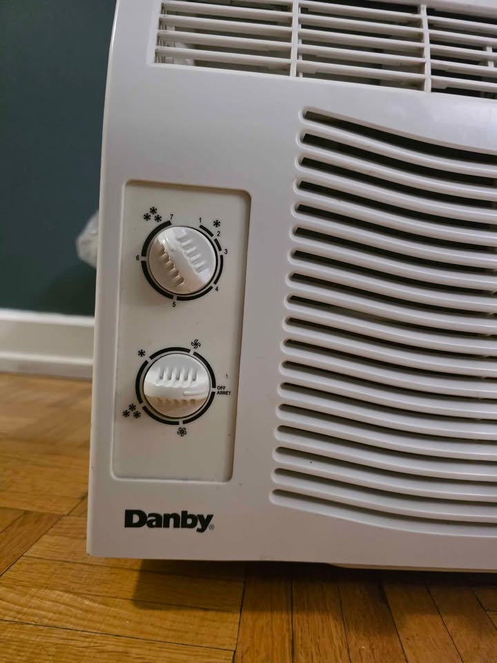 Danby 5000 BTU window AC - Perfect working condition - photo 3
