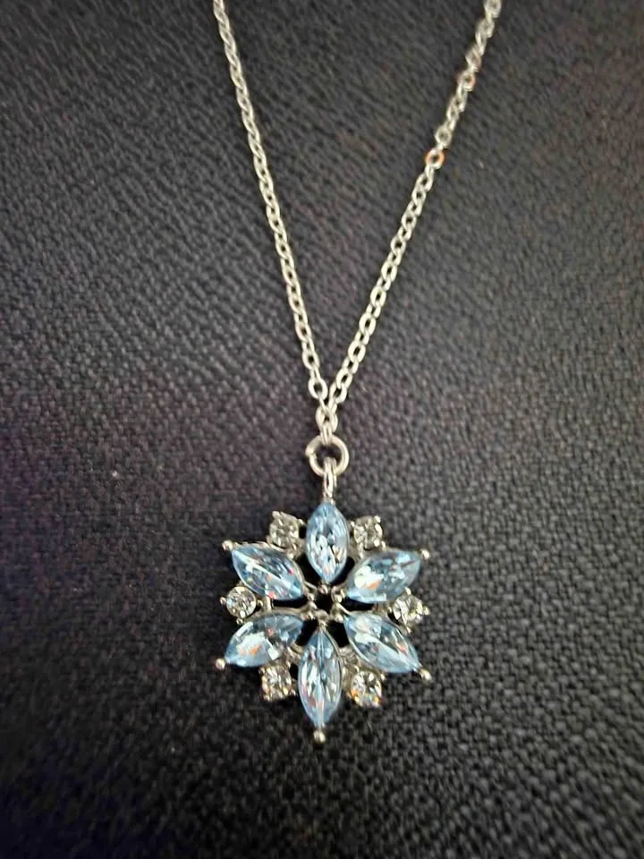 ✨ Elegant Snowflake Crystal Pendant Necklace ✨